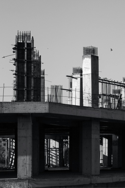 Coluna de ferro instalada em obra de construção - Ferragens Ipiranga