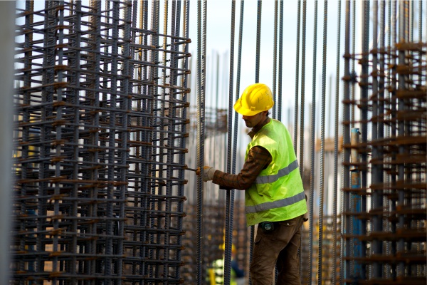Aplicação de ferragens em obra de construção