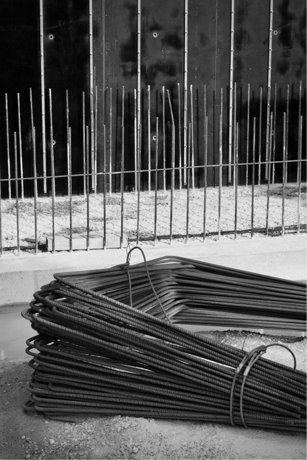 Barras de vergalhão empilhadas para corte e dobra - Ferragens Ipiranga