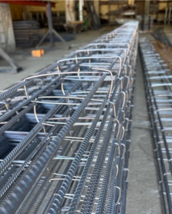 Colunas prontas de ferro empilhadas - Ferragens Ipiranga Vila Velha