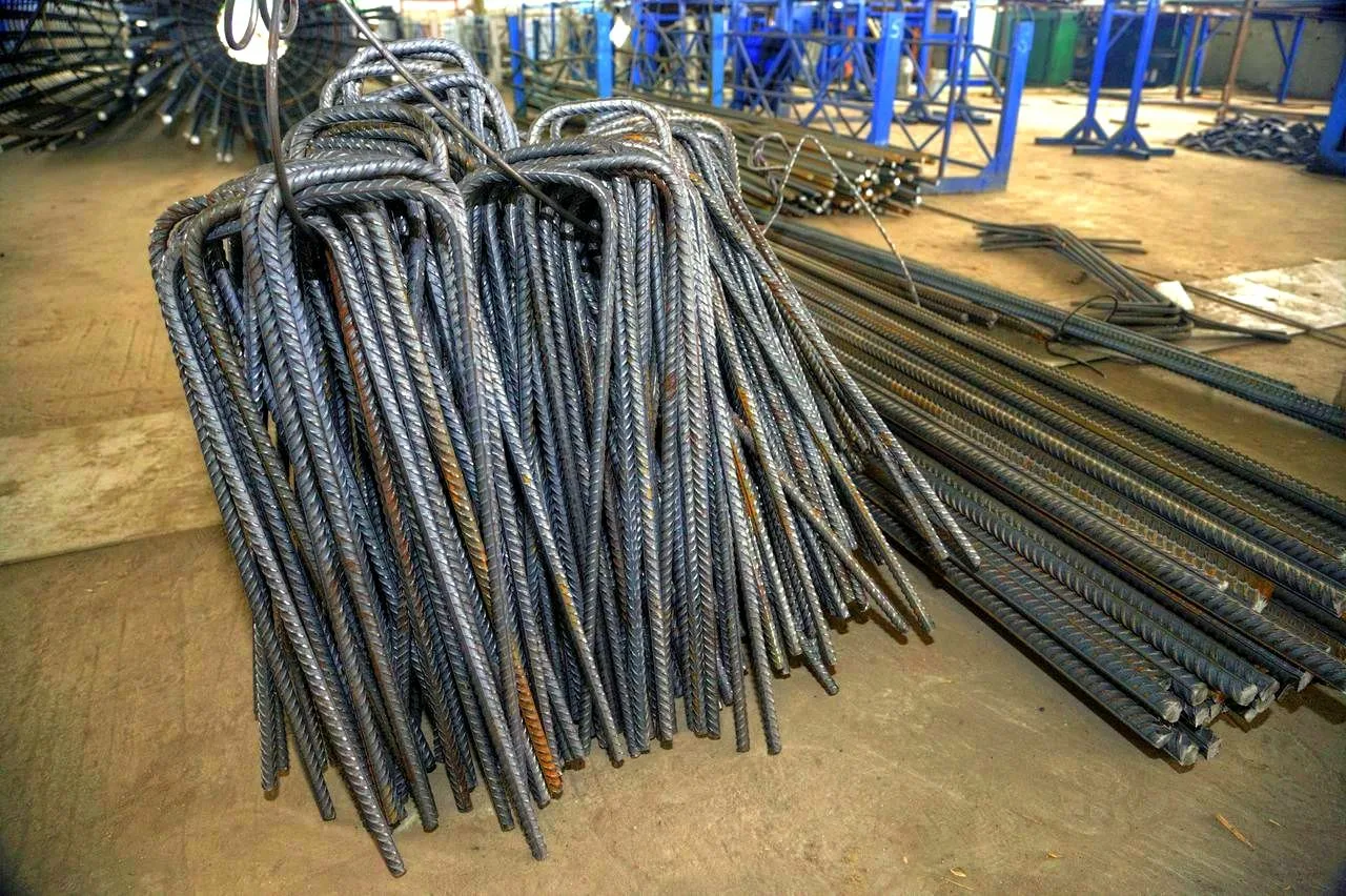 Dobras de vergalhão armazenadas no galpão - Ferragens Ipiranga